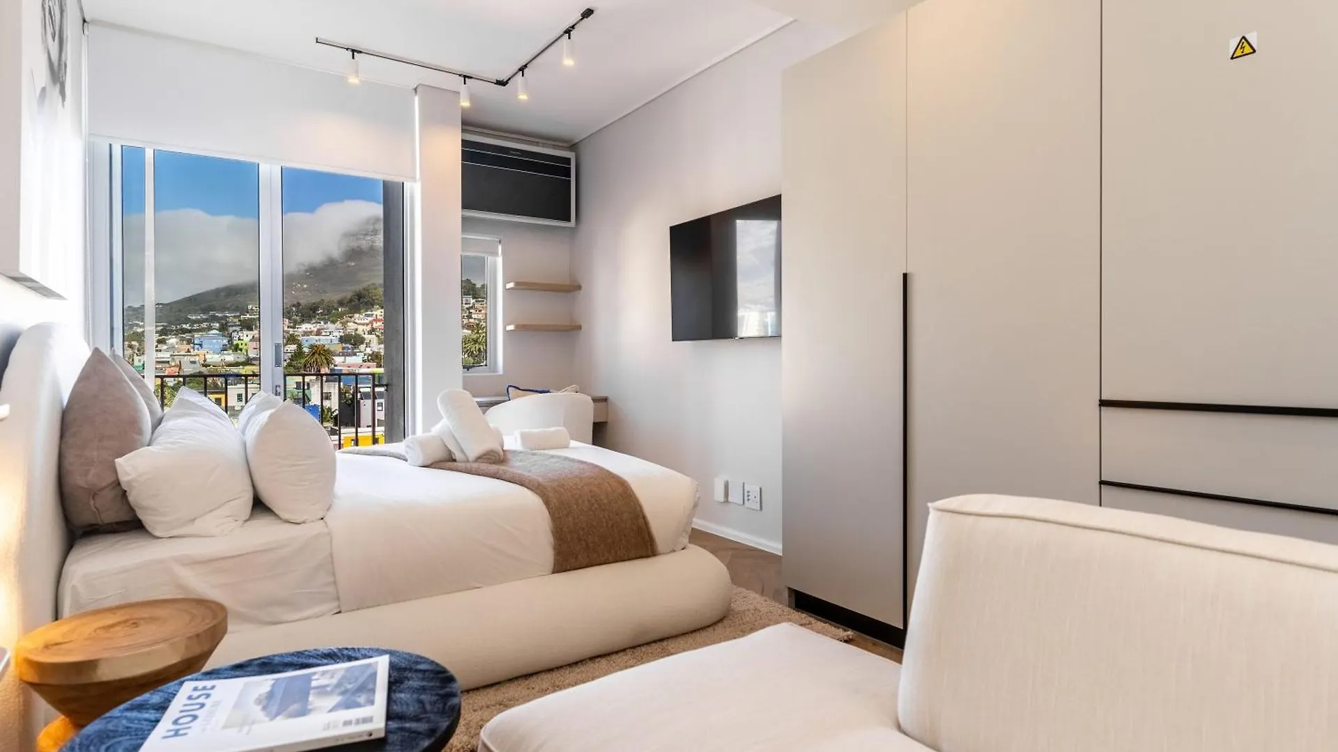 The Rose 701: Top Floor City Aprt With Balcony Le Cap