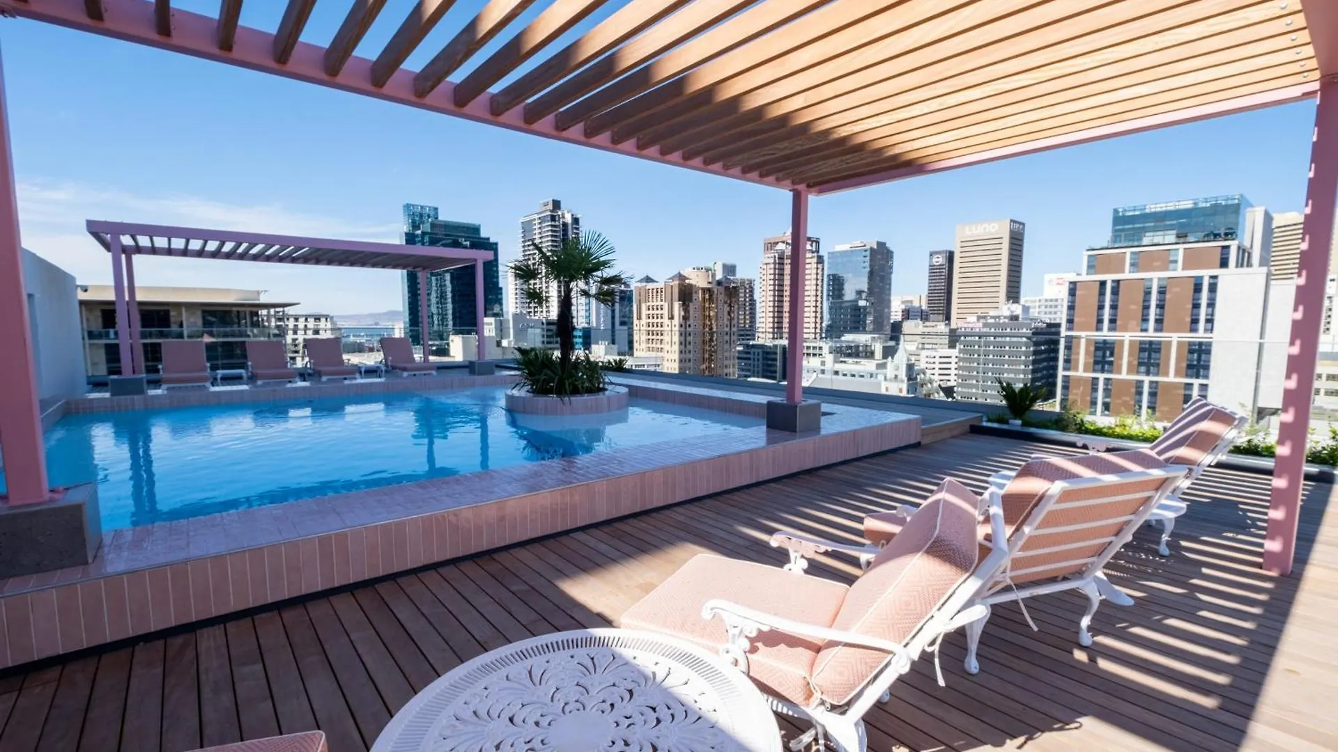 The Rose 701: Top Floor City Aprt With Balcony Le Cap Appartement